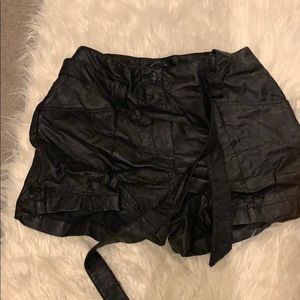H&M FAUX LEATHER SHORTS (LIKE NEW)
